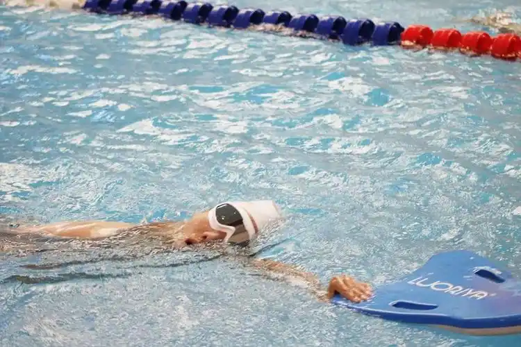 游泳技巧自由泳基础动作单侧游进练习