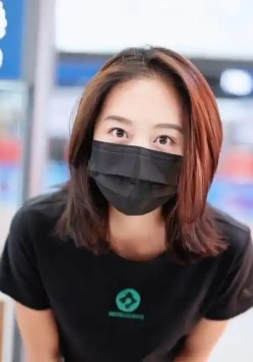 蓝盈莹亮相北京机场搭配靓丽展现苗条身段