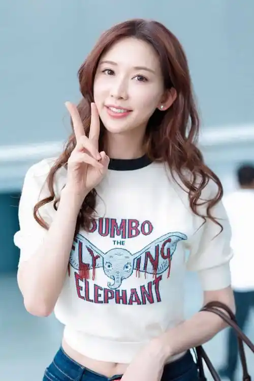 林志玲美得忘了年纪?穿8cm宽的裤子大秀竹竿腿,嫩似18岁_牛仔裤_年龄_