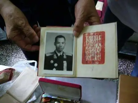 图文老人的军官学校毕业证