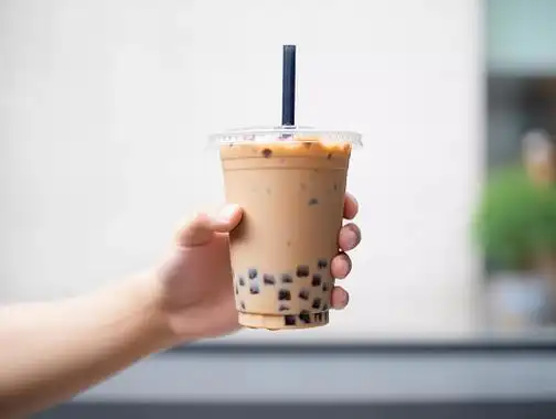 手拿珍珠奶茶特写奶茶饮品饮料美食饮食美味食品