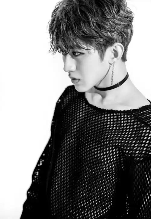 蔡徐坤图片蔡徐坤黑白时尚写真图片