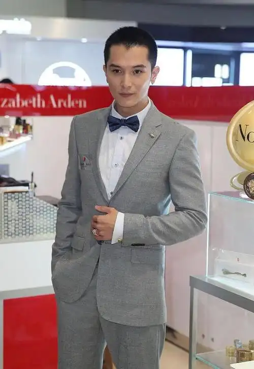 邱泽西装笔挺,气质有加,状态不输小鲜肉