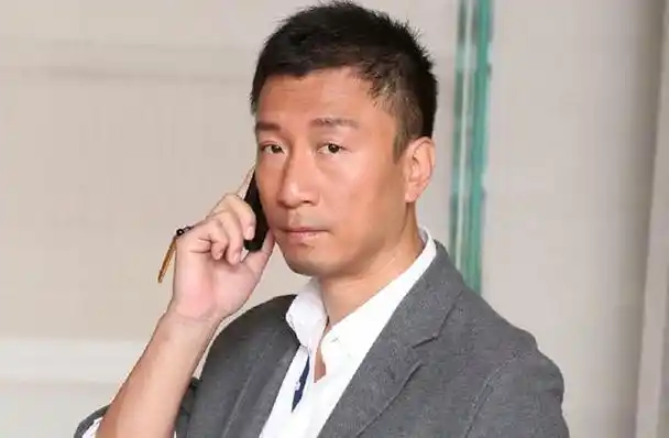 第一位就是有着"黑道代言人"的孙红雷!小寸头,大金链,全黑西装霸刀站!