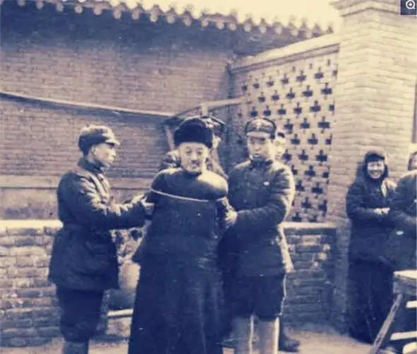 老照片:直击枪毙汉奸现场,图6梁鸿志被捕时,妻女在后面痛哭