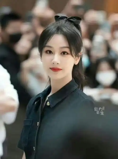 杨紫真瘦了路人生图曝光尖下巴抢眼穿牛仔裙现竹竿腿终于惊艳