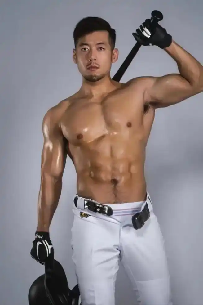 痞帅痞帅的体育生,颜值和身材不错!#肌肉男 #健身 #体育生 - 抖音