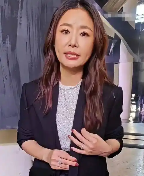 状态没有那种紧绷感了,但也不至于松松垮垮,就是有种中年发福的感觉,"