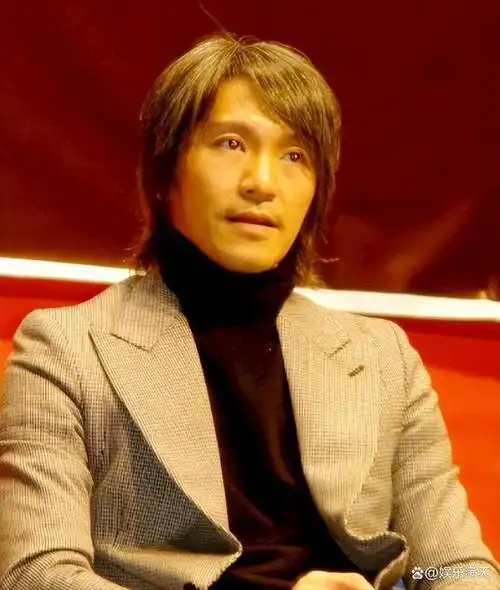 是那样的坚定与帅气,但是在感情中,周星驰是犹豫的,他有一个白月光