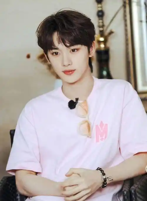 马嘉祺不到120,丁程鑫端着饭碗称才127斤~_物料_因为_训练