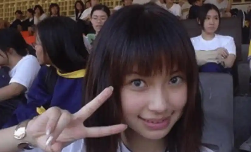 杨颖的"科技脸"终于现出原形,坑坑洼洼笑容僵硬