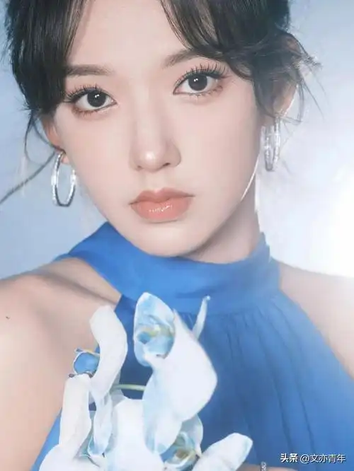 程潇,一袭露肩挂脖蓝色连衣裙,配上蓝心白蝴蝶兰,别有一番风味