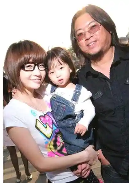 高晓松30岁前妻近照曝光肤白貌美时尚靓丽