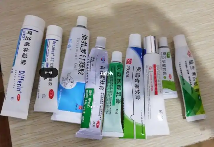 的没啥感觉[打脸]祛痘印的话就是阿达帕林和他扎罗汀还有积雪苷酸软膏