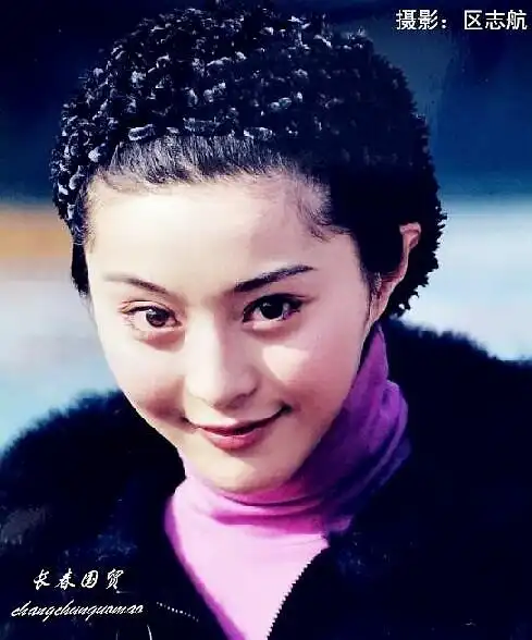 据了解当时范冰冰刚满18岁,非常稚嫩.照片中,范冰冰