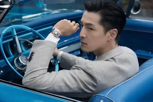 胡歌的侧脸也是超级完美,五官真的太精致好看了,太有魅力了.