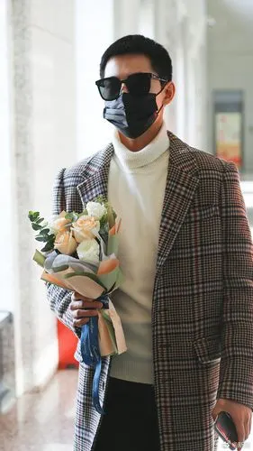 今日份新鲜的杨洋,墨镜 格子大衣 大长腿,行走的画报少年