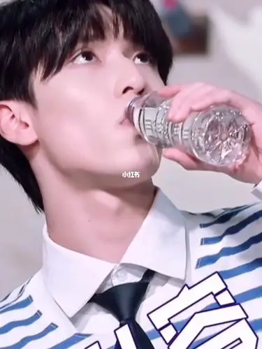 盯着宝宝喉结看好像不太合适_严浩翔_娱乐_明星娱乐资讯