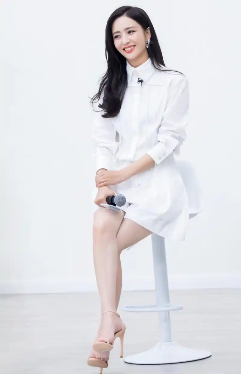 佟丽娅    丫丫翘二郎腿坐姿秀精致美足  [鲜花]