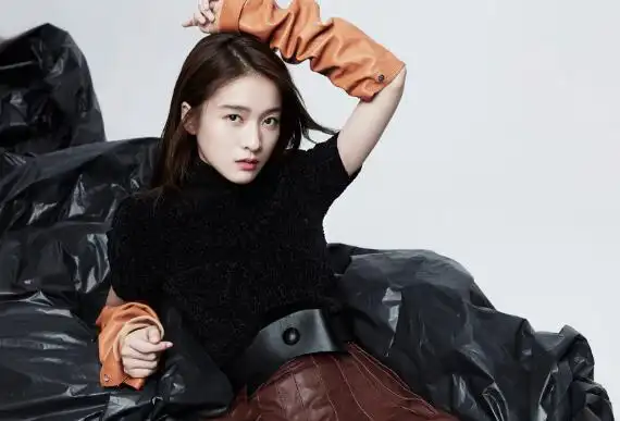 虎牙妹妹张雪迎最新时尚大片曝光单边眼镜造型古灵精怪