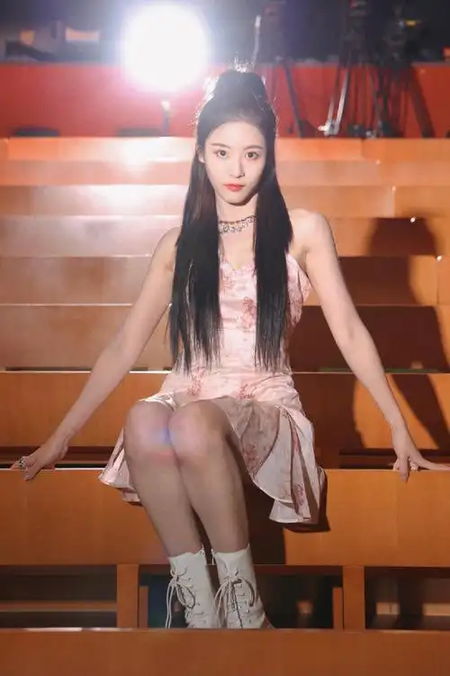 孙芮最新写真俏皮可爱 穿粉色连衣裙少女感十足|孙芮|连衣裙_新浪新闻