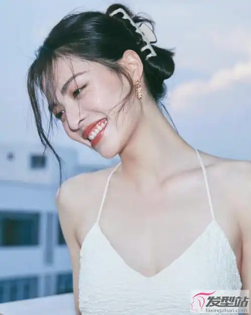 钟楚曦顶楼写真 复古美艳尽显迷人姿色_发型站_最新流行发型设计发型