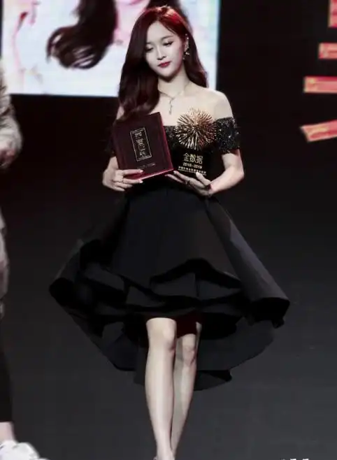 不过有谁和足以她穿着红色高跟鞋的脚呢?