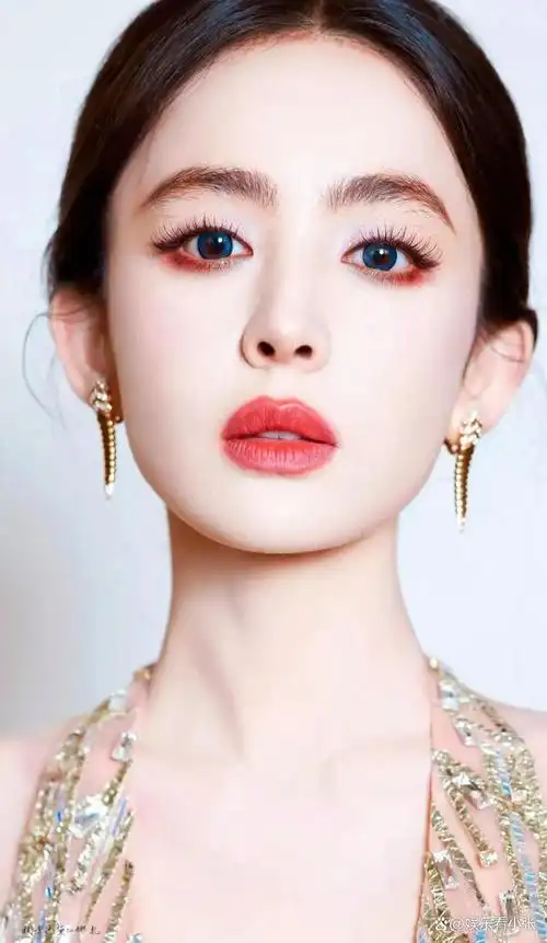 在近期举办的gq年度盛典上,著名女演员古力娜扎以一袭深v礼服惊艳亮相