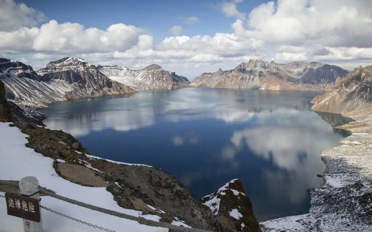 长白山天池绝美风景桌面壁纸