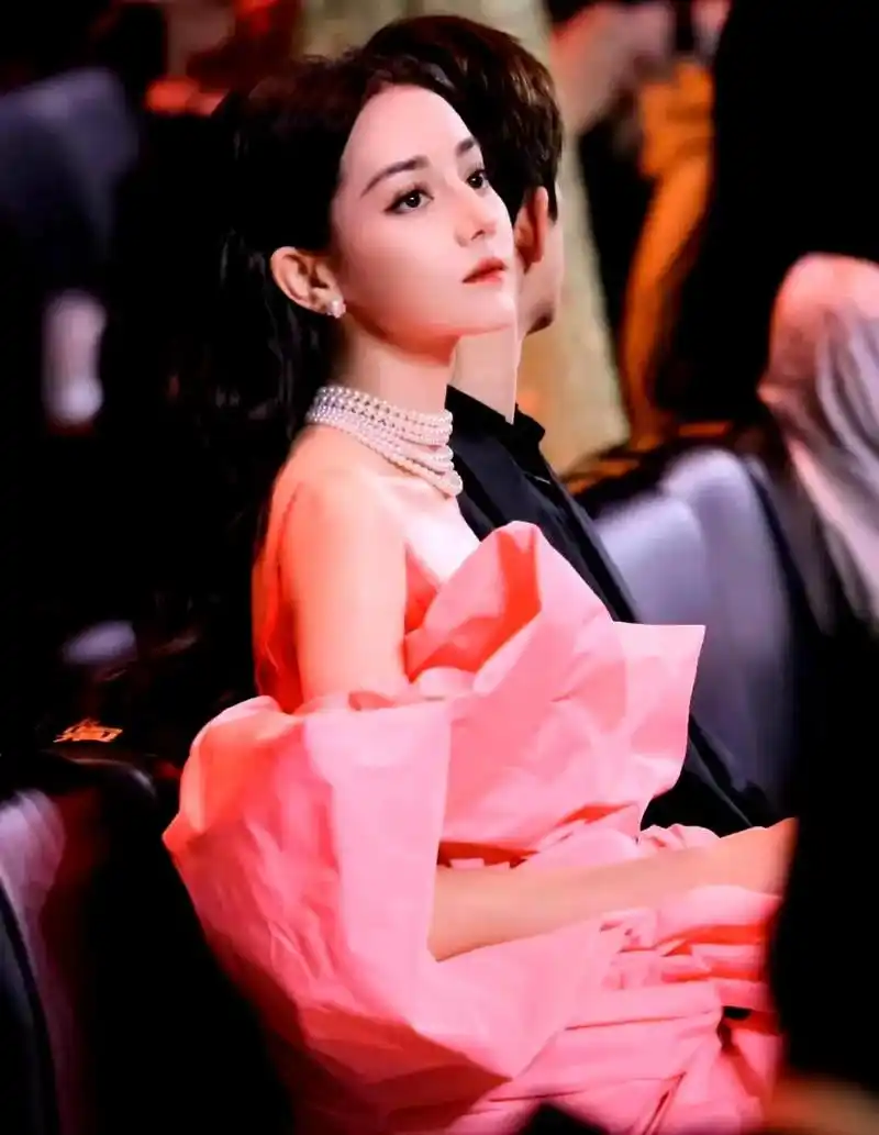 热巴在微博上展示的红毯造型太惊艳了!