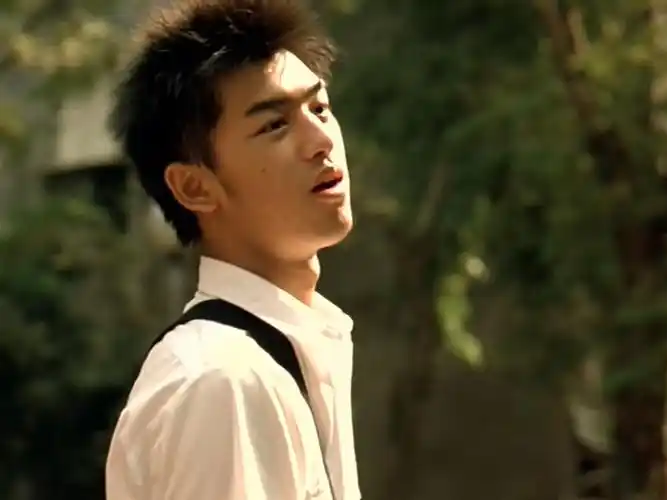 然后看回她推荐给我的蓝色大门 还真好看耶#蓝色大门  #陈柏霖