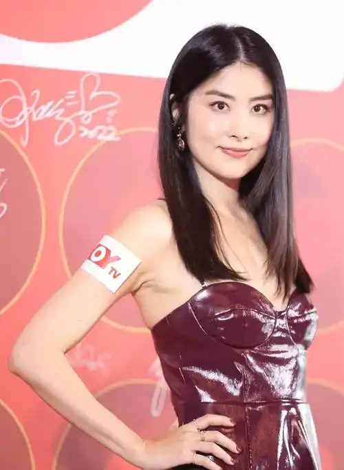 陈慧琳50岁的生图状态也太好看,一身酒红色抹胸皮衣,温柔又知性_活动