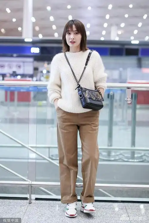 吴昕穿奶茶色系清新机场花式对镜摆pose