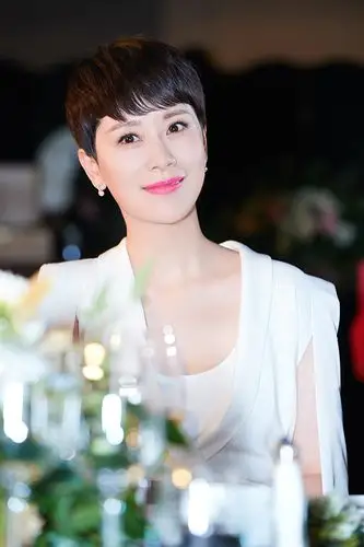 海清白色套装亮相 斗篷造型精致时髦都市范儿 - 剧情啦