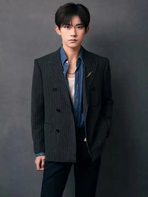 易烊千玺西装杀