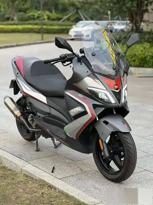 转让阿普利亚srmax300