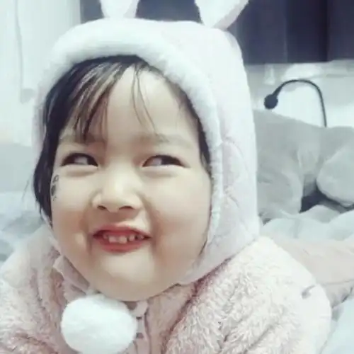 还记得"表情包"女孩权律二?曾经可爱迷人,如今却成"秃头妹"