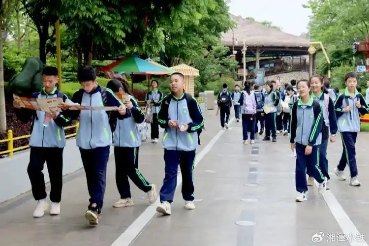 湘大附校七年级学生赴长沙方特东方神画开展研学活动