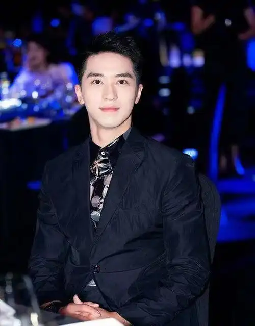 许魏洲平时很低调,据网友透露过去和周雨彤传过绯闻,但后来分手了