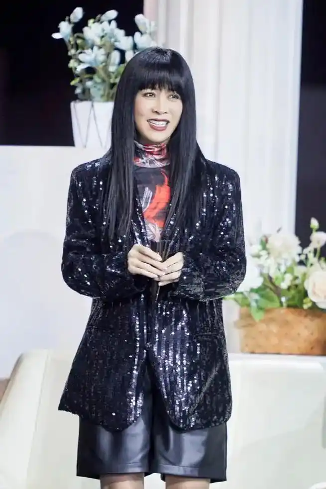 被综艺"删脸",生日无人祝福,4个月未露面,56岁那英后悔了吗_腾讯新闻