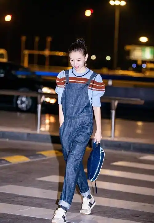 原创39岁董洁街拍惊艳穿初恋裤嫌不够减龄扎丸子头美回冷清秋