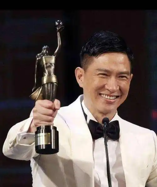 2008年张家辉与谢霆锋,张静初合作主演《证人》凭借该影片赵家辉荣获