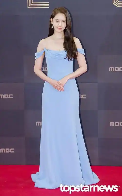 林允儿蓝色抹胸长裙造型##林允儿电影2点的约会