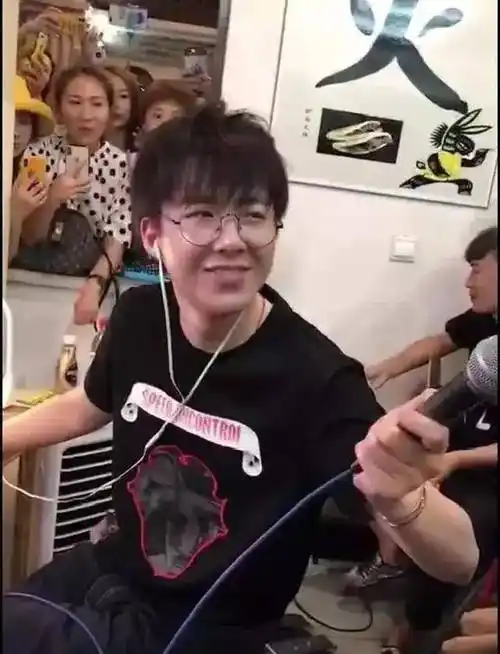 网红出道的明星赵露思,刘宇宁,章若楠火了,唯独她凉凉_南笙_女孩_长相