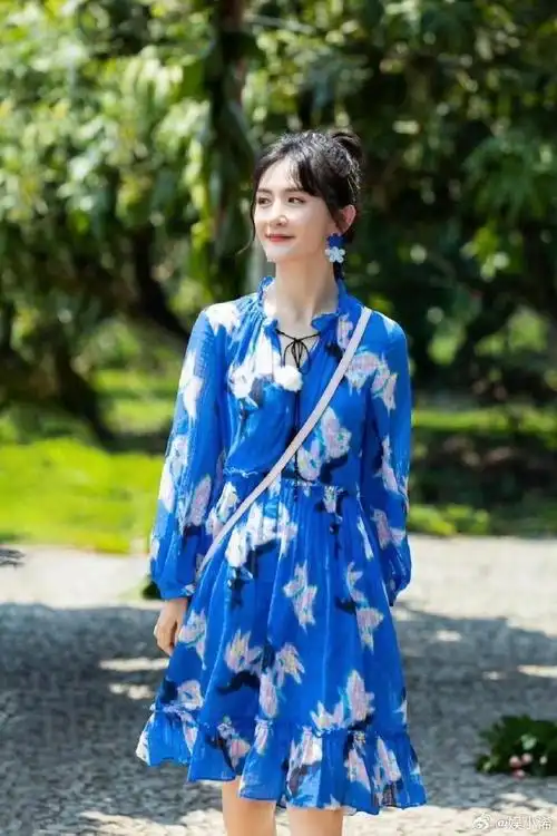 谢娜生完三个孩子真的老了很多,脸上都没肉了,女人为了生育真的付出了