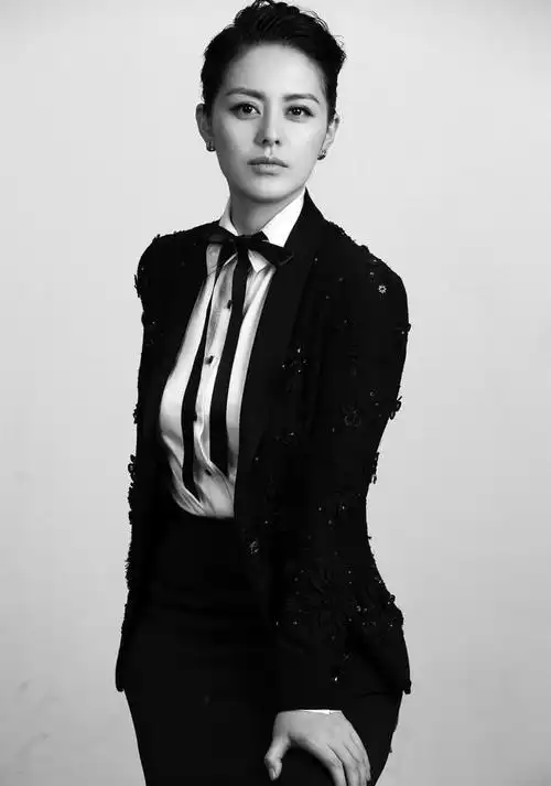 王力可一身黑色复古西装头大往后梳起眼神坚定黑亮帅气总裁