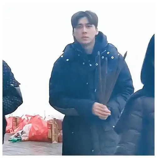 李易峰初五不躲避镜头素颜拜神照曝光未见明星架脸