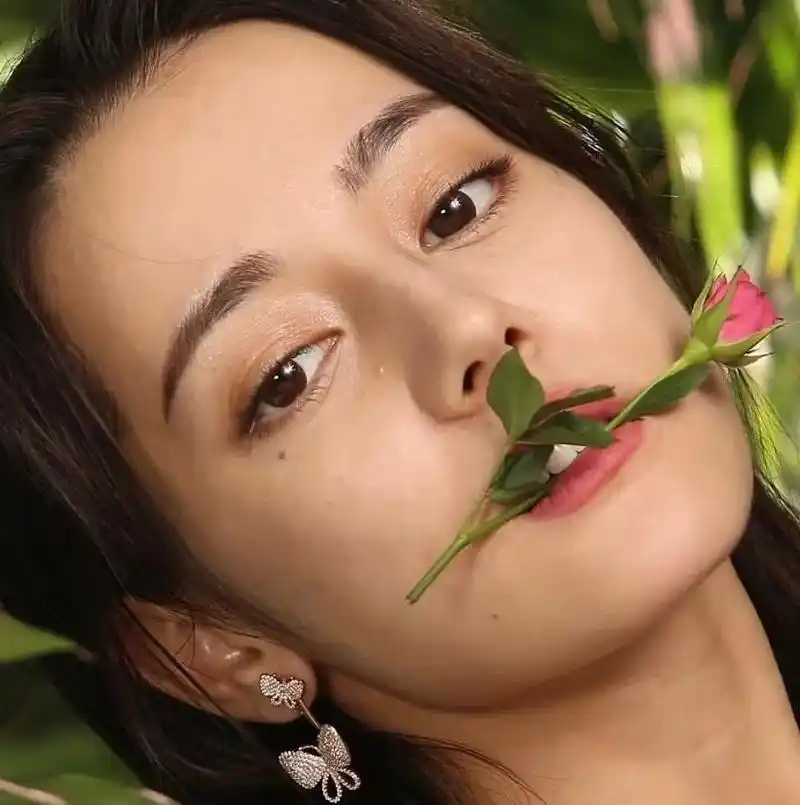 迪丽热巴未修图曝光,离开精修和滤镜的她,还称得上颜值天花板?