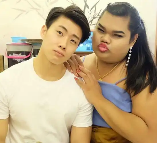 女孩长得黑胖丑,身边却有许多小鲜肉,男友更是个俊俏的小帅哥