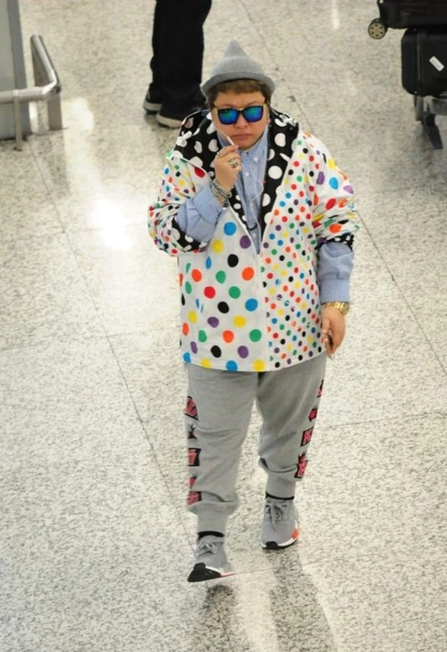 韩红穿身"波点装"太花哨,戴顶帽子很时髦,意外的还挺可爱